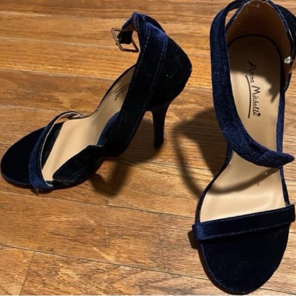 Size 7 navy black velvet heels